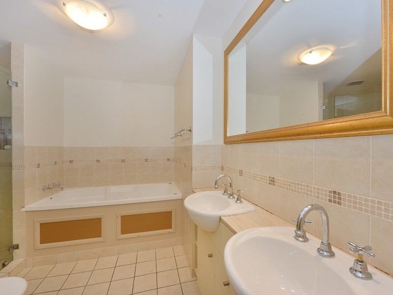 501/2 Greenslopes Street, Cairns North QLD 4870