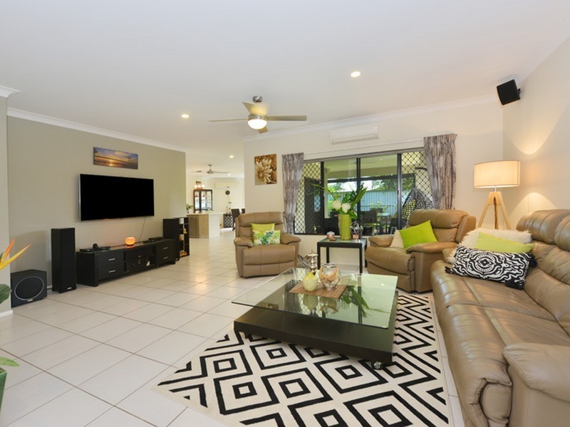 15 Springbrook Avenue, Redlynch QLD 4870