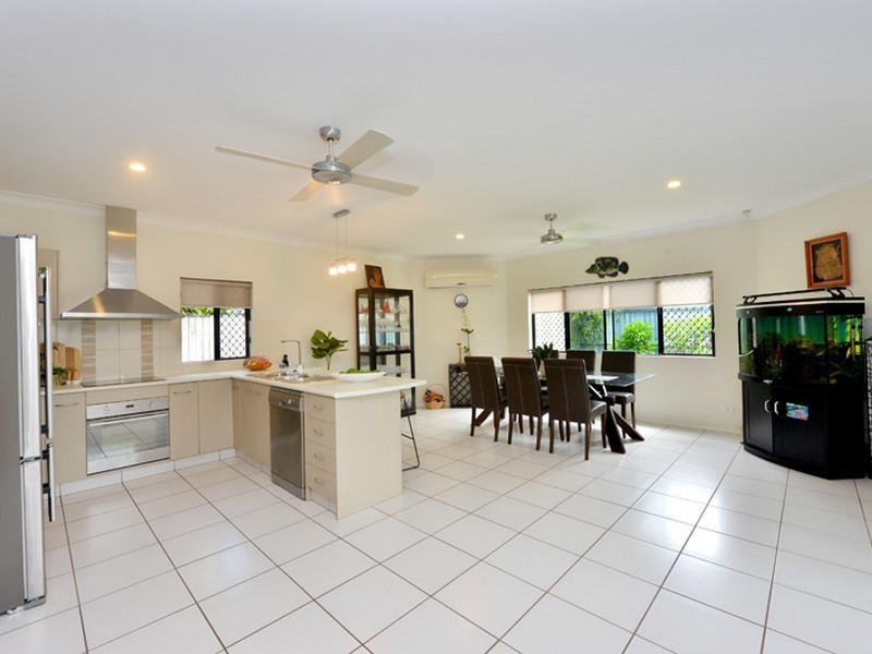 15 Springbrook Avenue, Redlynch QLD 4870