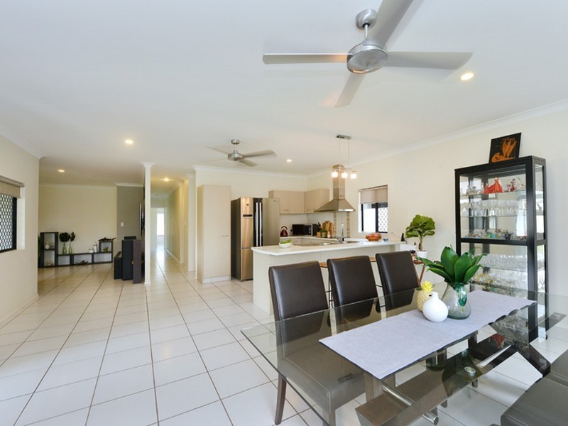 15 Springbrook Avenue, Redlynch QLD 4870