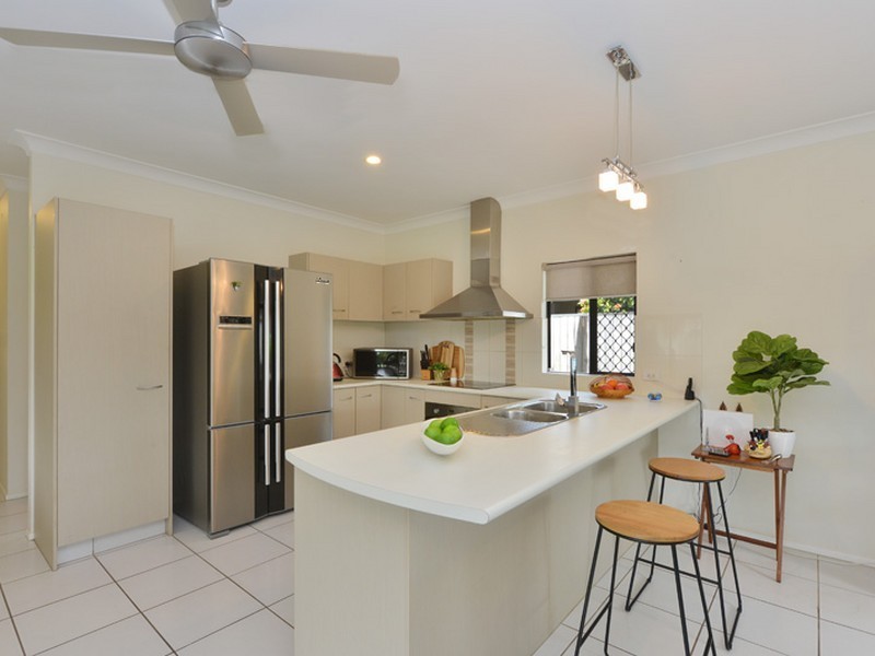 15 Springbrook Avenue, Redlynch QLD 4870