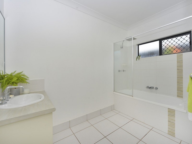 15 Springbrook Avenue, Redlynch QLD 4870