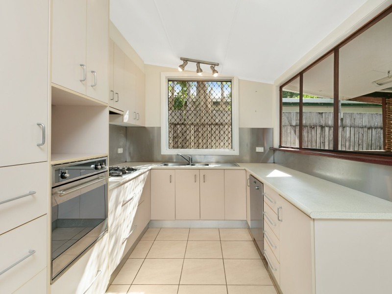 34 Saw Street, Machans Beach QLD 4878