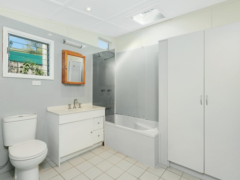 34 Saw Street, Machans Beach QLD 4878