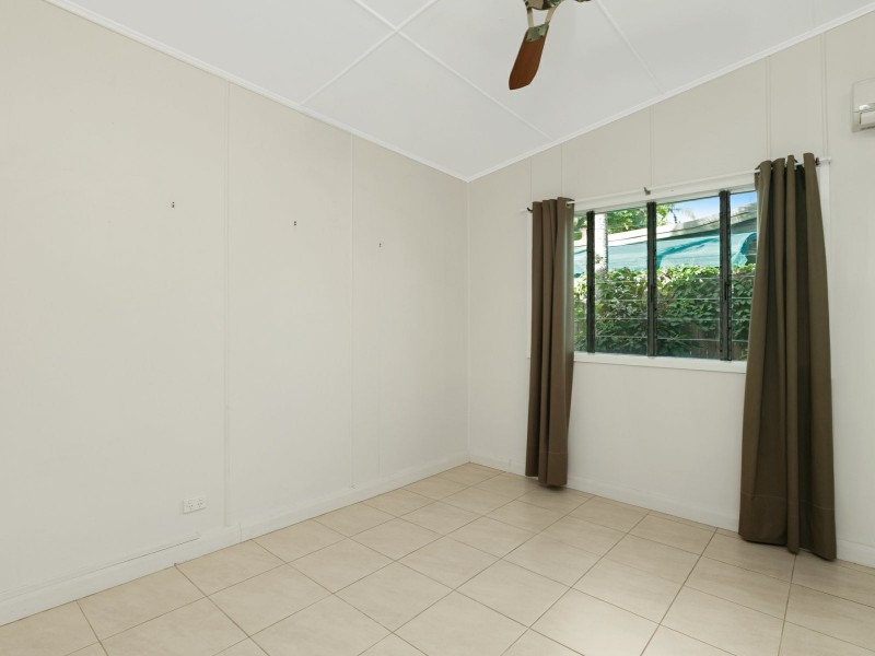 34 Saw Street, Machans Beach QLD 4878