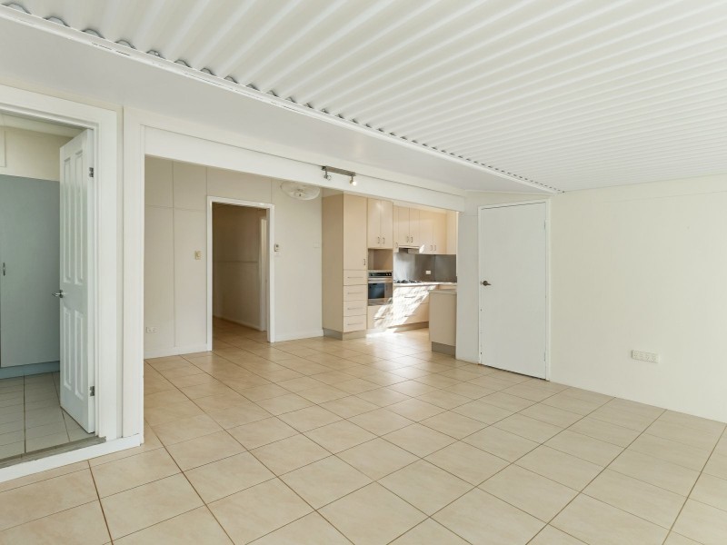 34 Saw Street, Machans Beach QLD 4878