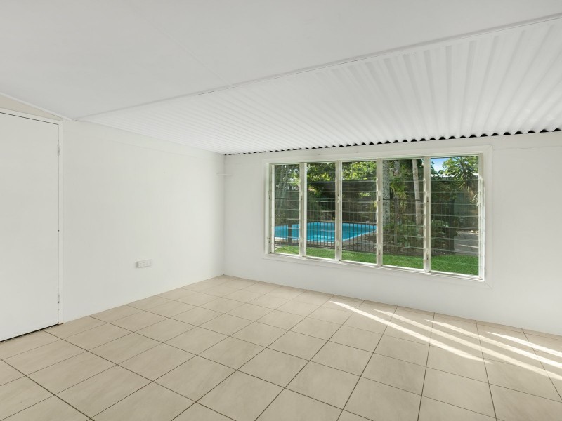 34 Saw Street, Machans Beach QLD 4878