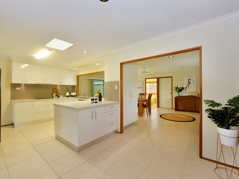 4 Hessels Close, Brinsmead QLD 4870