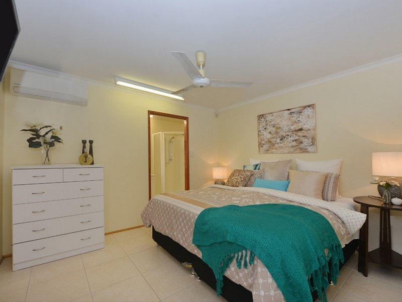4 Hessels Close, Brinsmead QLD 4870