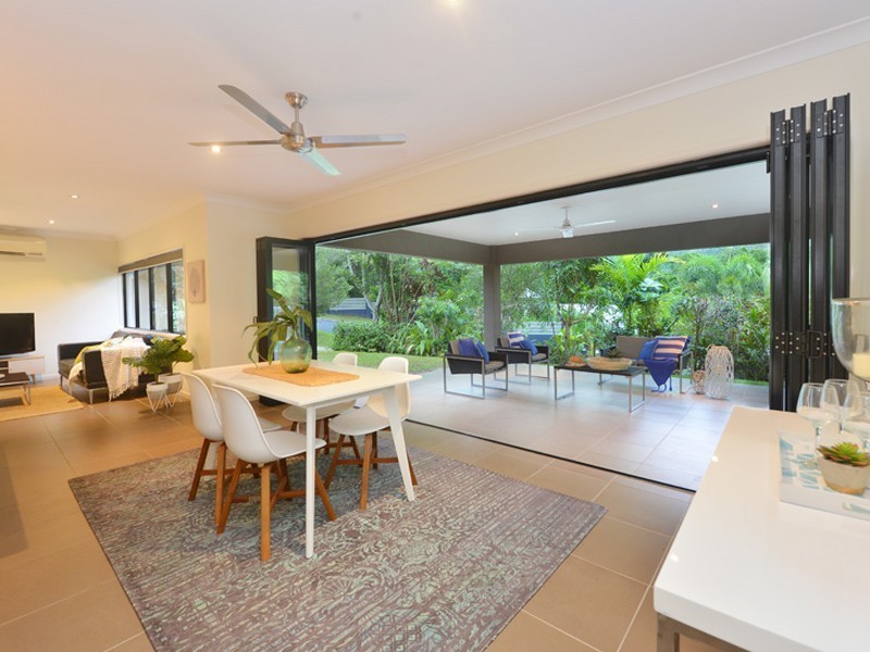 1 Stapleton Close, Redlynch QLD 4870