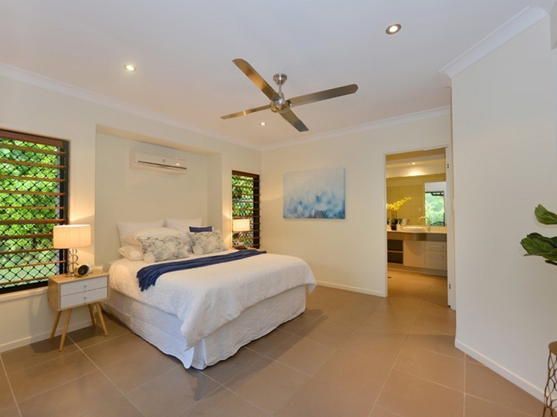 1 Stapleton Close, Redlynch QLD 4870