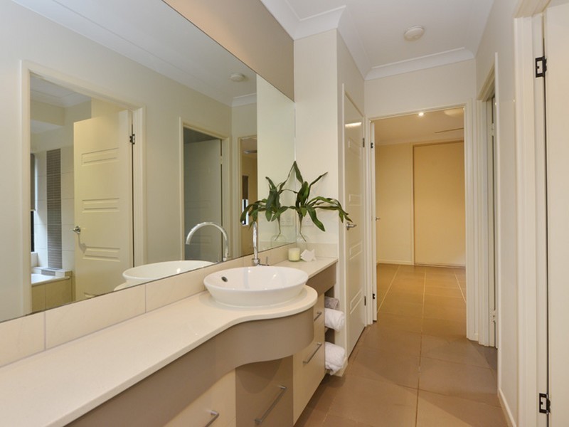 1 Stapleton Close, Redlynch QLD 4870