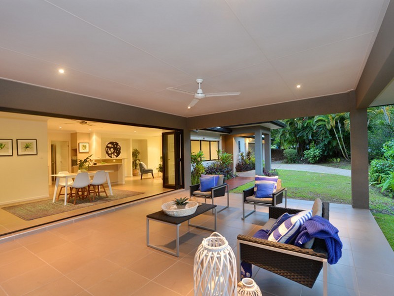 1 Stapleton Close, Redlynch QLD 4870