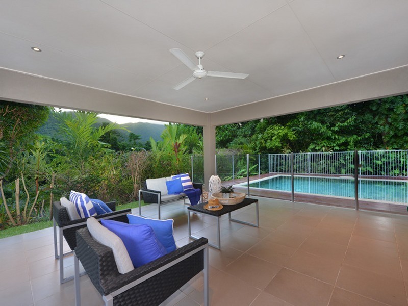 1 Stapleton Close, Redlynch QLD 4870