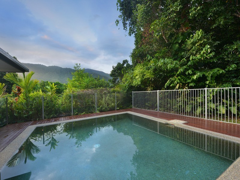 1 Stapleton Close, Redlynch QLD 4870