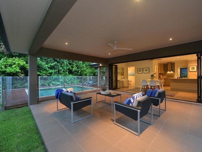 1 Stapleton Close, Redlynch QLD 4870