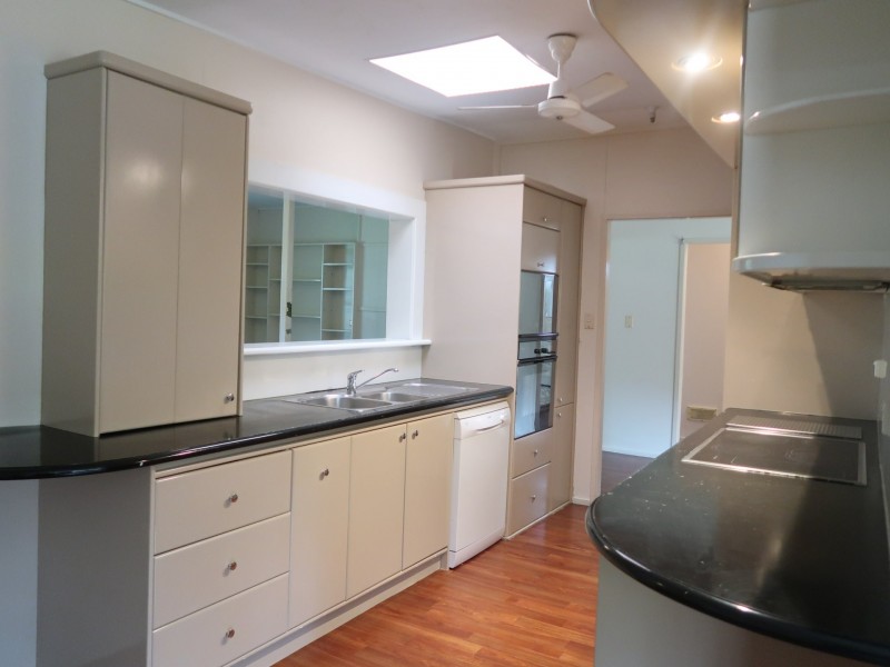 42 Hillview Crescent, Whitfield QLD 4870