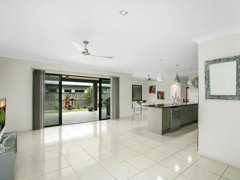 13 Springbrook Avenue, Redlynch QLD 4870