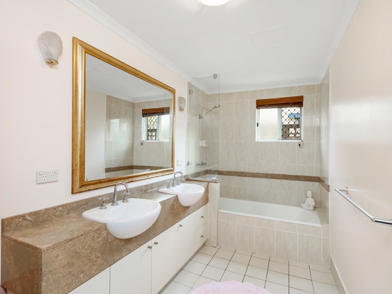 401/2 Greenslopes Street, Cairns North QLD 4870