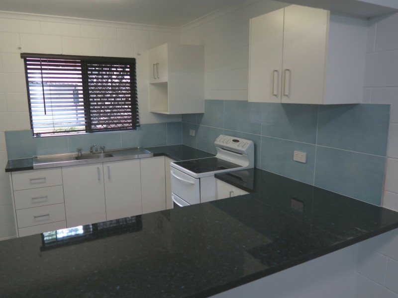 2/64 Pease Street, Manoora QLD 4870