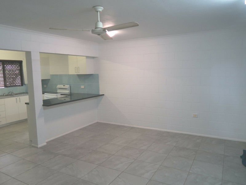 2/64 Pease Street, Manoora QLD 4870