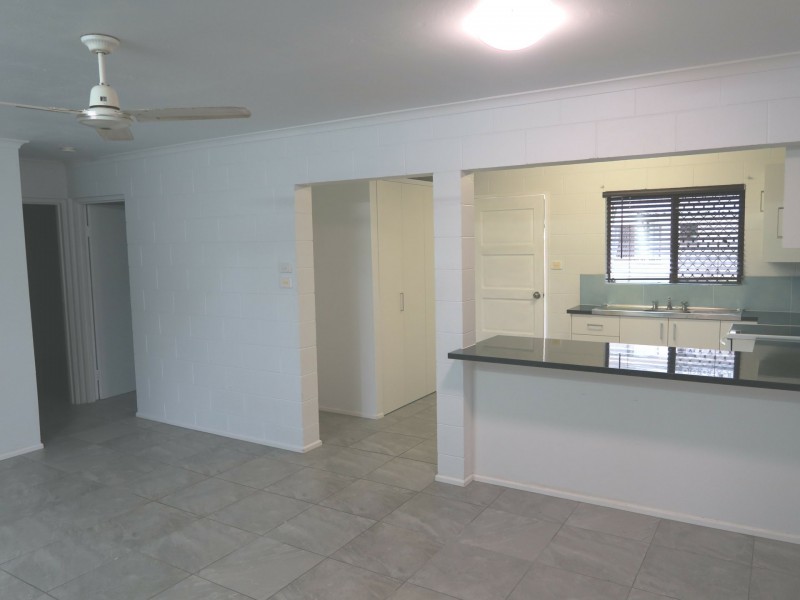 2/64 Pease Street, Manoora QLD 4870