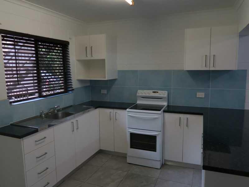 2/64 Pease Street, Manoora QLD 4870
