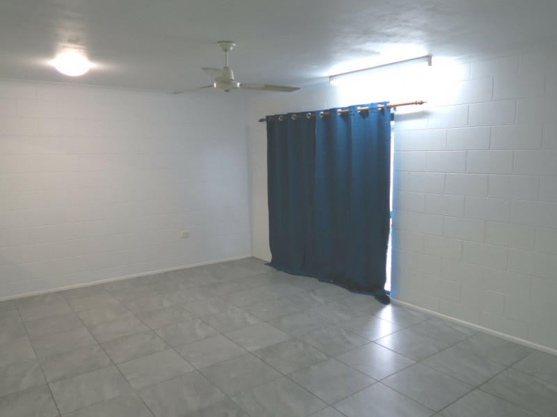 2/64 Pease Street, Manoora QLD 4870