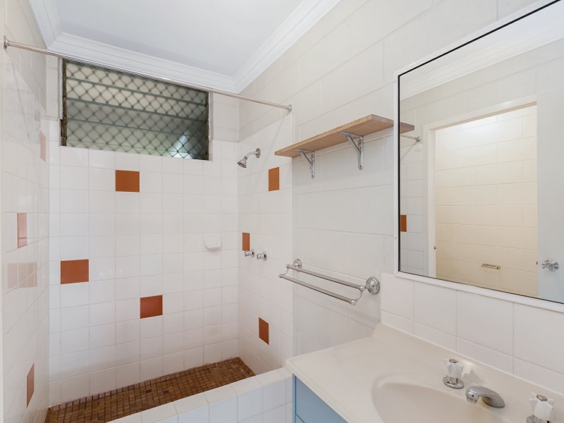 2/122 Wistaria Street, Holloways Beach QLD 4878