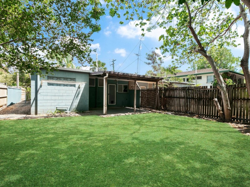 2/122 Wistaria Street, Holloways Beach QLD 4878