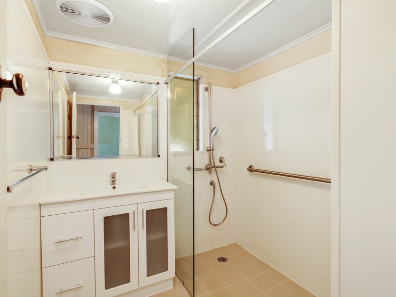 8 Olive Street, Manoora QLD 4870