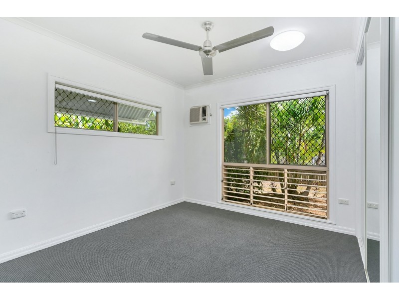 2/249 Pease Street, Edge Hill QLD 4870