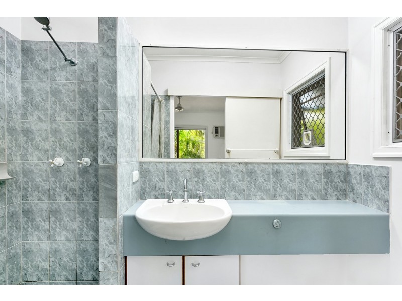 2/249 Pease Street, Edge Hill QLD 4870