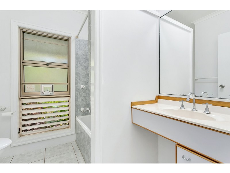 2/249 Pease Street, Edge Hill QLD 4870