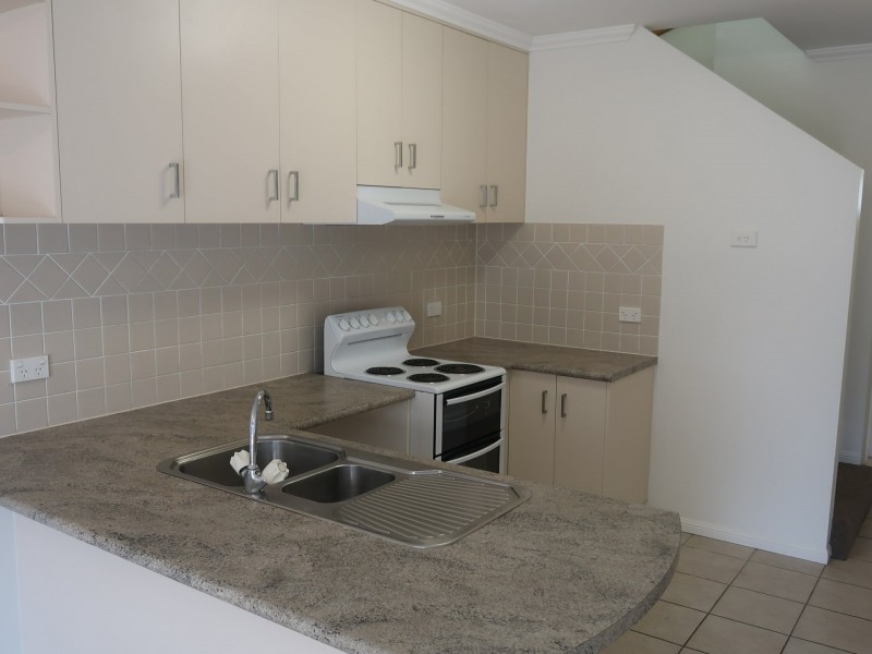 2/426 McCoombe Street, Mooroobool QLD 4870