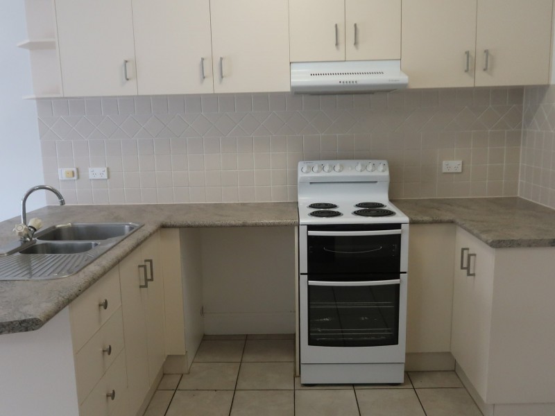 2/426 McCoombe Street, Mooroobool QLD 4870