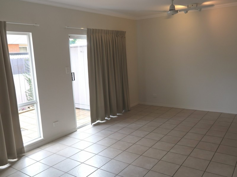 2/426 McCoombe Street, Mooroobool QLD 4870