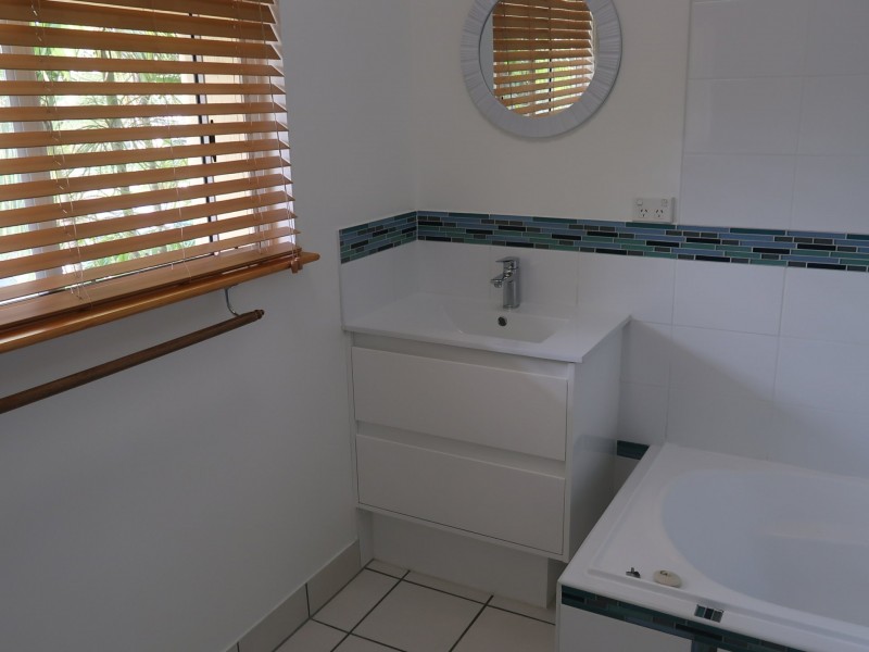 2/426 McCoombe Street, Mooroobool QLD 4870