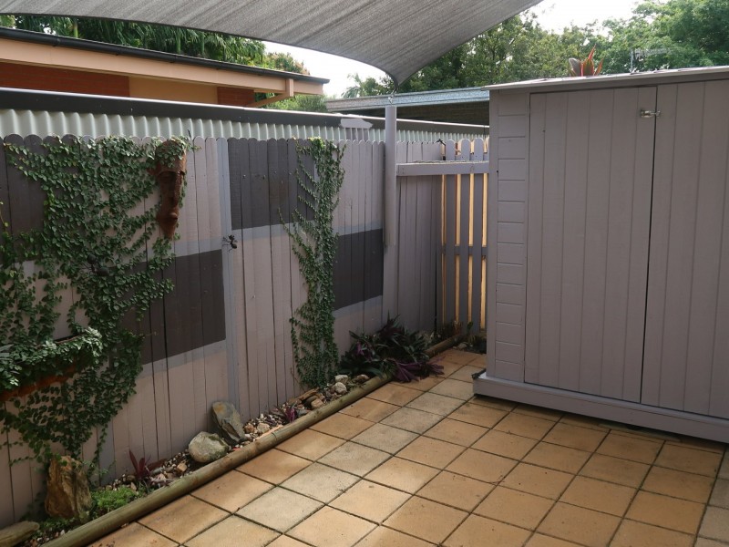 2/426 McCoombe Street, Mooroobool QLD 4870