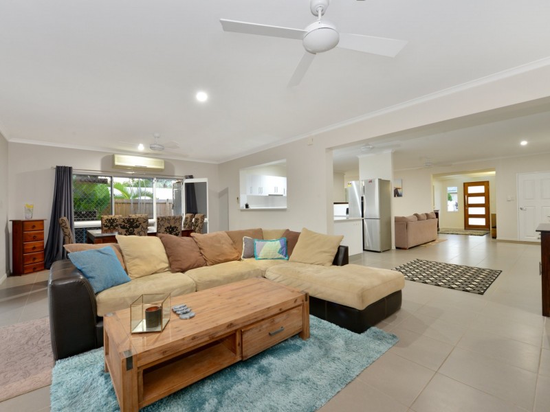 15 Satinash Close, Redlynch QLD 4870