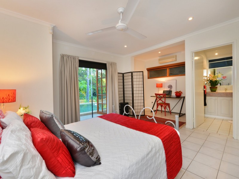 6 Price Close, Edge Hill QLD 4870