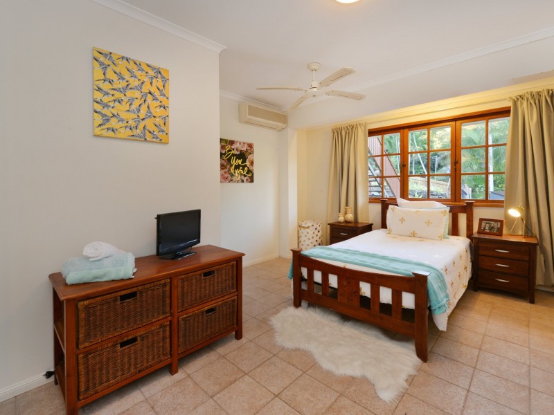 6 Price Close, Edge Hill QLD 4870