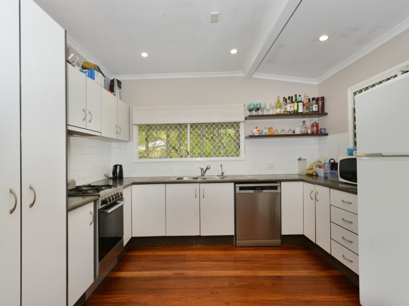 37 Miles Street, Manoora QLD 4870