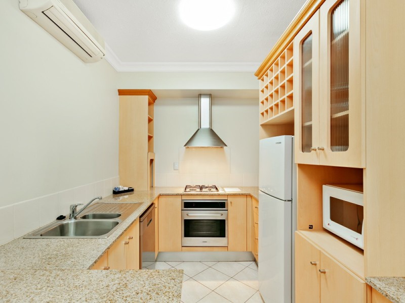 1105/2 Greenslopes Street, Cairns North QLD 4870