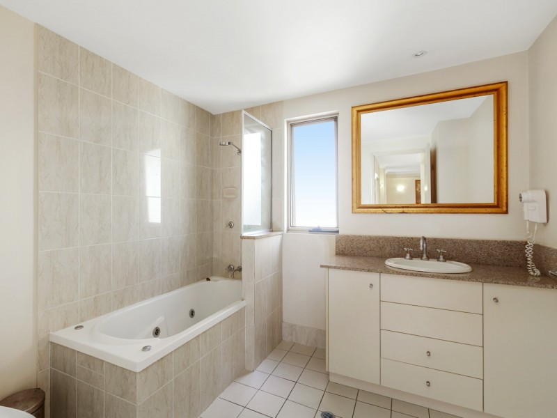 1619/2 Greenslopes Street, Cairns North QLD 4870