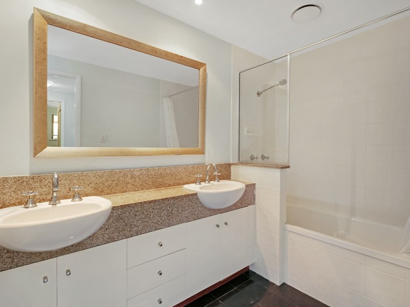 1128/2 Greenslopes Street, Cairns North QLD 4870