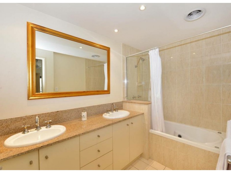 1620/2 Greenslopes Street, Cairns North QLD 4870