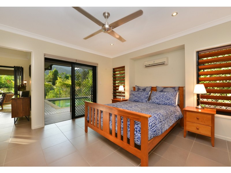 1 Stapleton Close, Redlynch QLD 4870