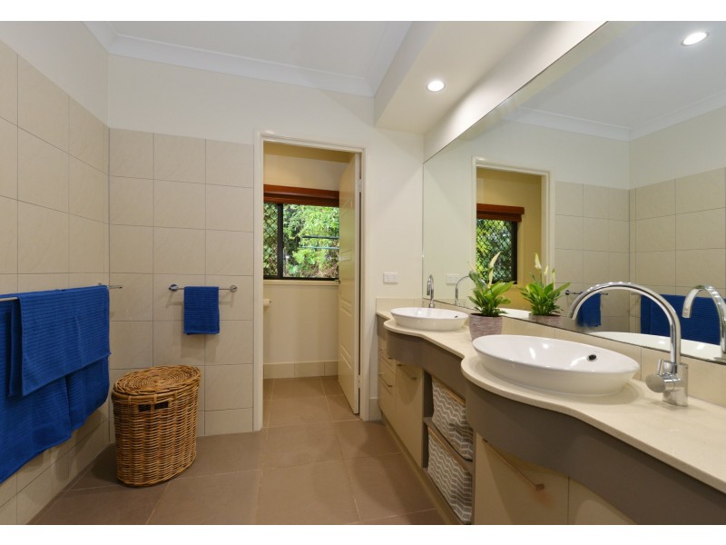 1 Stapleton Close, Redlynch QLD 4870