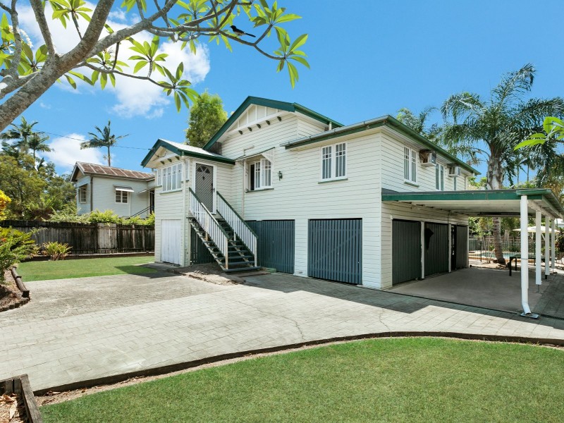 33 Moody Street, Mooroobool QLD 4870